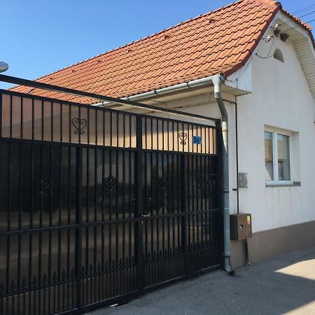 Brick Airport Apartment Cristian  Exterior photo